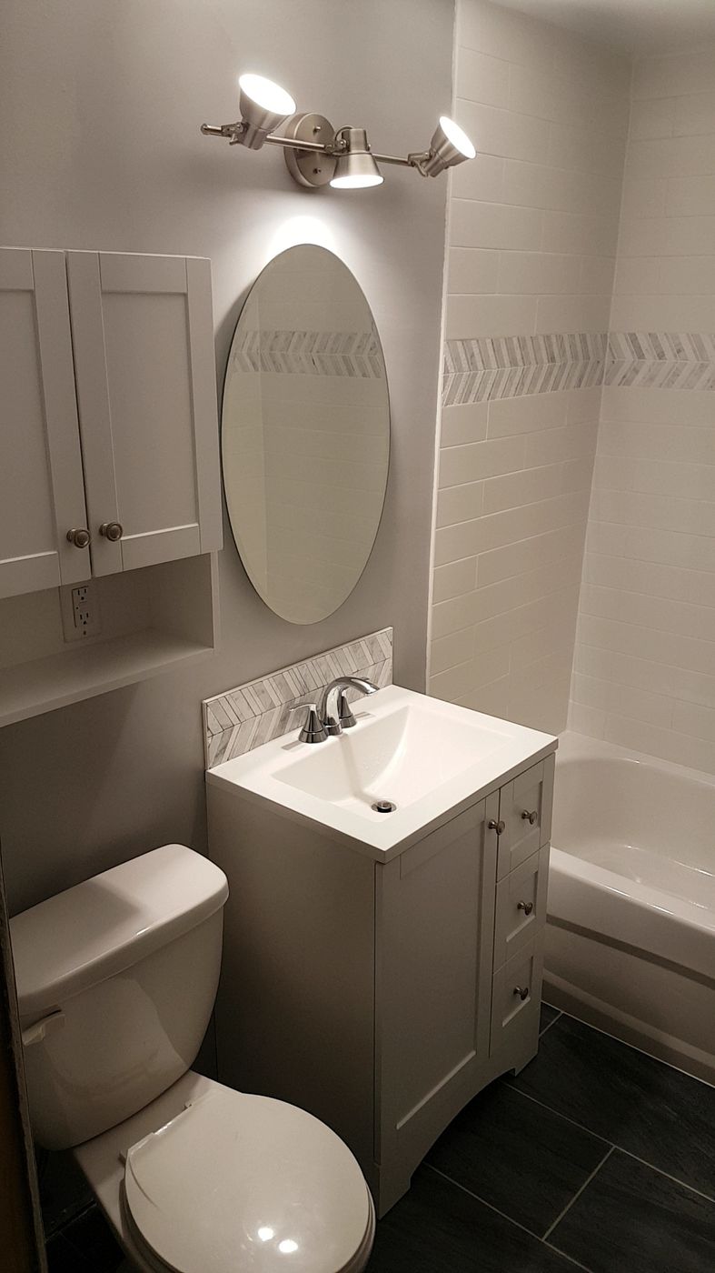 Round Mirror & Herringbone Shower